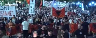 “Ndryshim sistemi”/ Protesta antiqeveritare në ditën e 75-të, qytetarët te Piramida
