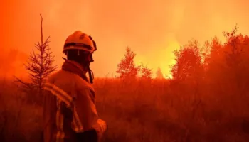 Ndryshimet klimatike mund të trefishojnë sipërfaqet e përfshira nga zjarret në Evropë