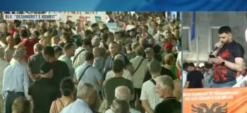 “Ndryshimi është në shesh”/ Protestuesi, në shesh: Arrestoni Ramën dhe Ballukun
