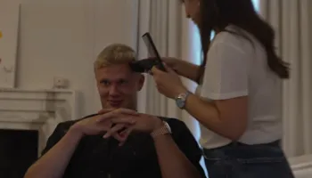 Ndryshimi i bujshëm i Haaland në duart e shqiptares, kush është parukierja që i preu flokët yllit norvegjez