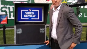 Në Angli përparohet me sistemin VAR, komunikimi mes zyrtarëve bëhët publik për tifozët