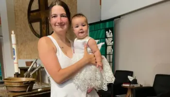 Nëna 22-vjeçare vret dy fëmijët e saj, pak para krimit i dërgoi babait video: Thuaju lamtumirë