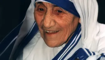 Nënë Tereza, gruaja shqiptare që ia kushtoi jetën më të varfërve të botës