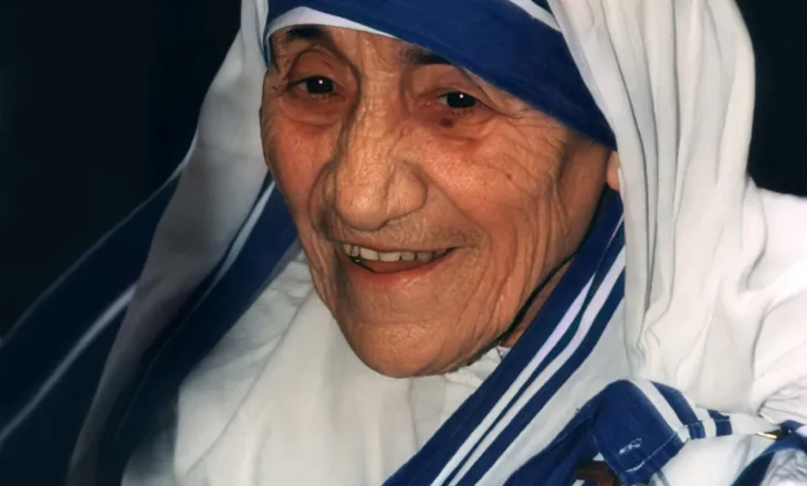 Nënë Tereza, gruaja shqiptare që ia kushtoi jetën më të varfërve të botës