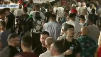 “Nesër më shumë!”/ Mbyllen fjalimet para Kryeministrisë, protestuesit nisin marshimin në Bulevard