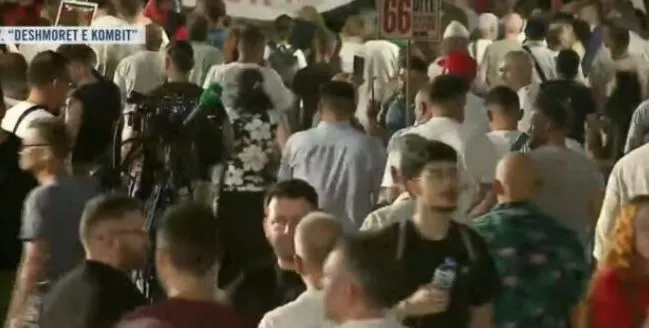 “Nesër më shumë!”/ Mbyllen fjalimet para Kryeministrisë, protestuesit nisin marshimin në Bulevard