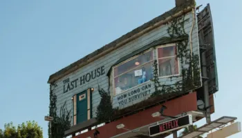 Netflix shndërron billboard-in në dhomë ndenjeje për promovimin e “The Last House”