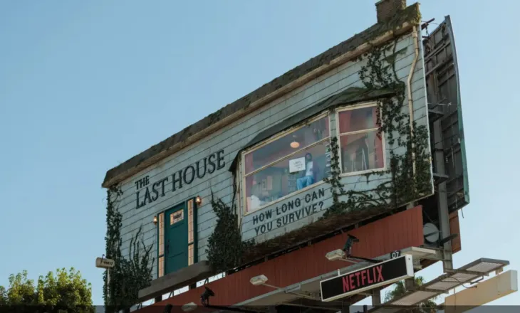 Netflix shndërron billboard-in në dhomë ndenjeje për promovimin e “The Last House”