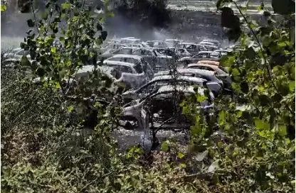 Neutralizohet zjarri në Peshkëpi të Selenicës, digjen automjete në një varrezë makinash dhe dhjetëra pemë