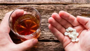 Nga antibiotikët te qetësuesit, këto janë ilaçet që bëhen të rrezikshme kur kombinohen me alkool