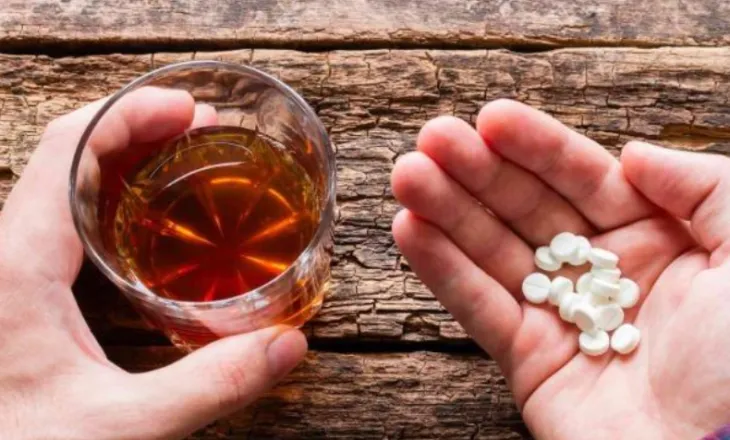 Nga antibiotikët te qetësuesit, këto janë ilaçet që bëhen të rrezikshme kur kombinohen me alkool
