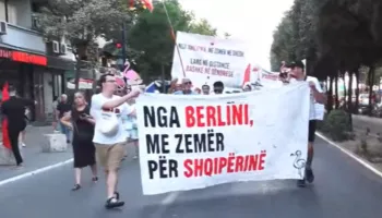 “Nga Berlini me zemër për Shqipërinë!” / Nis protesta e 76-të kundër qeverisë, diaspora marshon drejt Kryeministrisë