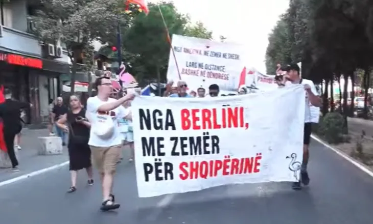 “Nga Berlini me zemër për Shqipërinë!” / Nis protesta e 76-të kundër qeverisë, diaspora marshon drejt Kryeministrisë