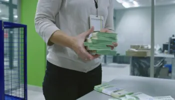 Nga kreditë tek taksat, çfarë do të përfshihet në historikun financiar të shqiptarëve?