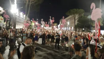‘Nga ky shesh do i vijë fundi Edi Ramës!’ Qytetarët ndezin dritat e celularëve: Jemi shumë