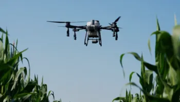 Nga mjetet e luftës te fushat, BE shqyrton përdorimin e dronëve për pesticidet
