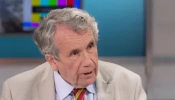 Nga reporter lufte në deputet, Martin Bell feston 88-vjetorin