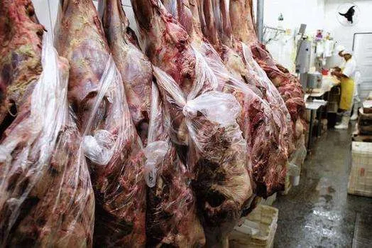 Nga shtatori ndalohet mishi brazilian, reagom AKU: Përjashtohen ngarkesat e certifikuara më herët