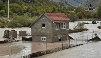 Nga vapë përvëluese në stuhi! Pogradeci përfshihet nga reshjet, përmbyten rrugët
