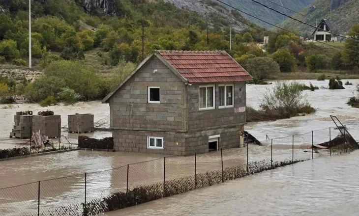Nga vapë përvëluese në stuhi! Pogradeci përfshihet nga reshjet, përmbyten rrugët