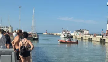 Ngjarja e rëndë/ Pas sherrit të dhunshëm, shqiptari hidhet me makinë në det bashkë me gruan e tij