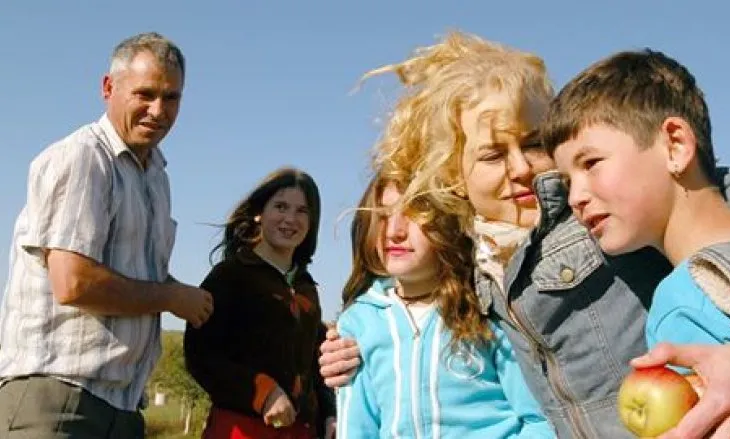 Nicole Kidman gjatë vizitës së saj në Kosovën e pasluftës (FOTO)