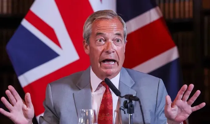 Nigel Farage ‘befason’ përsëri: Të huajt që vrasin ose përdhunojnë në Britani do t’i dërgojmë në burgje në Kosovë!