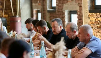 Niko Peleshi mbledh deputetët e Korçës, kërkon më shumë angazhim në terren dhe reagim për problematikat e qarkut