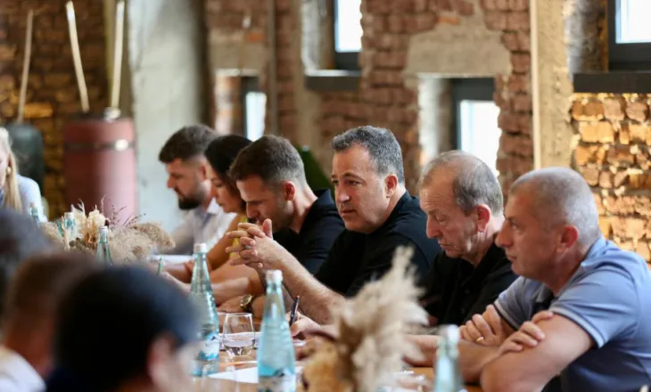 Niko Peleshi mbledh deputetët e Korçës, kërkon më shumë angazhim në terren dhe reagim për problematikat e qarkut