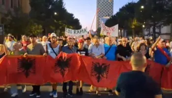 Nis marshimi i qytetarëve nga sheshi “Skënderbej” drejt Kryeministrisë: Shqipëria digjet, Rama krihet