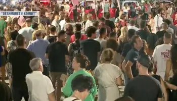 Nis marshimi në rrugët kryesore të Tiranës/ Përfundojnë fjalimet para Kryeministrisë: Ju erdhi fundi
