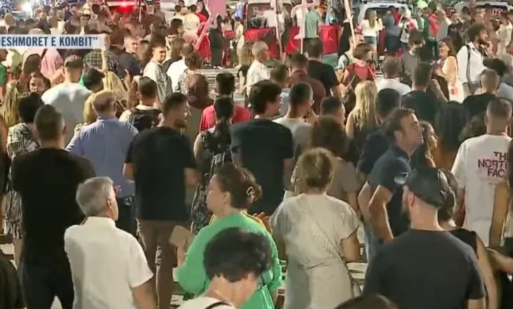Nis marshimi në rrugët kryesore të Tiranës/ Përfundojnë fjalimet para Kryeministrisë: Ju erdhi fundi