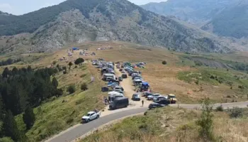 Nis pelegrinazhi në malin e Tomorrit, qindra makina bllokojnë rrugën drejt Kulmakut. Policia shton masat e sigurisë