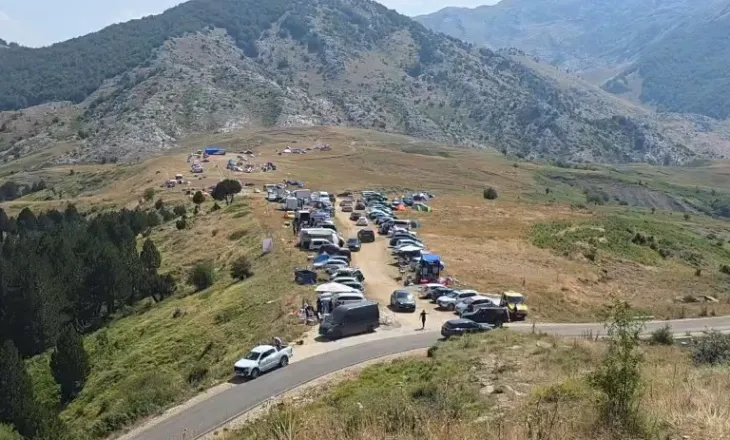 Nis pelegrinazhi në malin e Tomorrit, qindra makina bllokojnë rrugën drejt Kulmakut. Policia shton masat e sigurisë