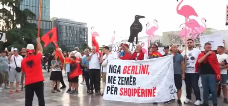 Nis protesta e 77-të/ Diaspora sërish në Tiranë, qytetarët organizohen në sheshin “Skënderbej”