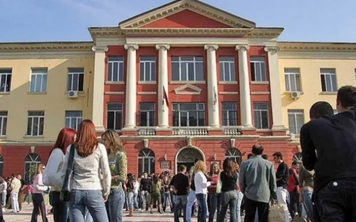 Nis regjistrimi në Universitete, 7 faza në raundin e parë, 25% e maturantëve u paraqitën që në ditën e parë!