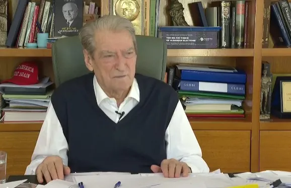 “Nismë antikushtetuese e antishqiptare”- Berisha kundër Shtetit Bektashi: Rama do të lajë paratë me Vatikanin e dytë, PD kundër! Zjarret për ‘Paketën e Maleve’…