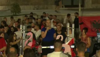 ‘Një ekselent bëhet kamarier, analfabetët flasin në Parlament’/ Protestuesja: Rinia po ikën sepse s’ka shpresë
