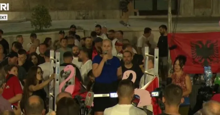 ‘Një ekselent bëhet kamarier, analfabetët flasin në Parlament’/ Protestuesja: Rinia po ikën sepse s’ka shpresë