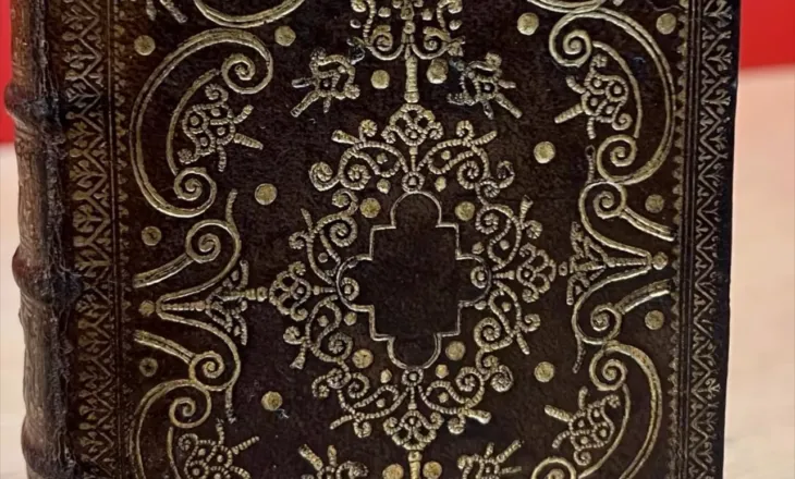 Një ekzemplar i rrallë i “Le Nouveau Testament” ruhet në Bibliotekën Kombëtare të Kosovës