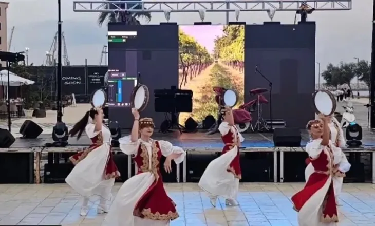 Një fundgusht mes tingujsh, skenash dhe traditash shqiptare