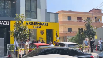 Një herë si klient, pastaj si grabitës? Çfarë dihet për vjedhjen e argjendarisë në Kamëz