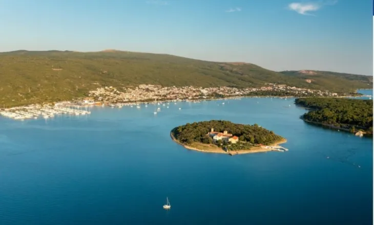 Një ishull me vetëm katër banorë ku noti është i ndaluar