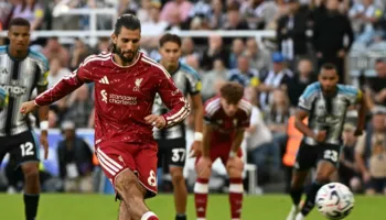 Një penallti në frymën e fundit shpëton Liverpool-in. Te Newcastle nuk iu besojnë dot syve (video)