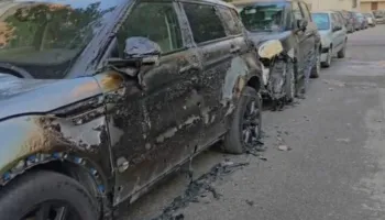 Një person i vë zjarrin kazanëve të plehrave në Durrës, digjen 10 prej tyre, dëmtohen edhe tre mjete të parkuara! Policia kërkon autorin