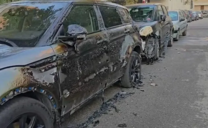 Një person i vë zjarrin kazanëve të plehrave në Durrës, digjen 10 prej tyre, dëmtohen edhe tre mjete të parkuara! Policia kërkon autorin