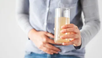 Një pije e bërë në shtëpi që përmirëson tretjen dhe zvogëlon fryrjen