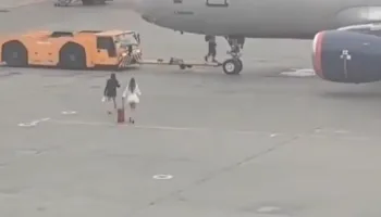 Nuk arritën në kohë për fluturimin, dy gratë futen me vrap në pistë për të ndaluar avionin (VIDEO)