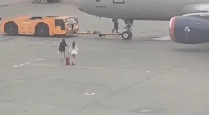 Nuk arritën në kohë për fluturimin, dy gratë futen me vrap në pistë për të ndaluar avionin (VIDEO)