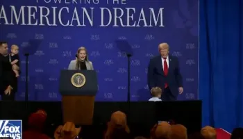“Nuk dua të bëhet si Biden”, Trump kap vogëlushin që të mos bjerë nga skena, nuk kursen ironinë për ish presidentin